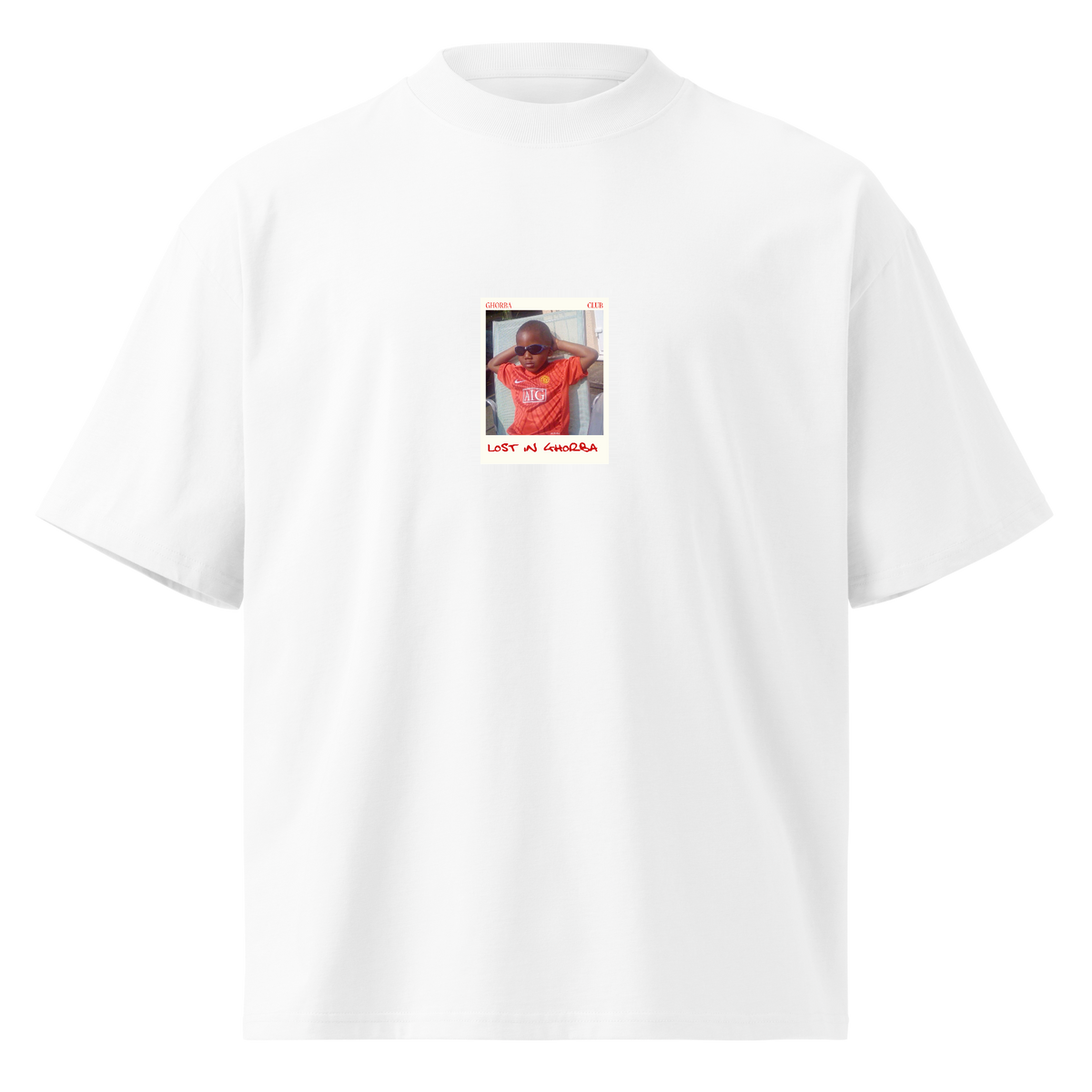 Modèle Polaroid, une photo, sur t-shirt blanc
