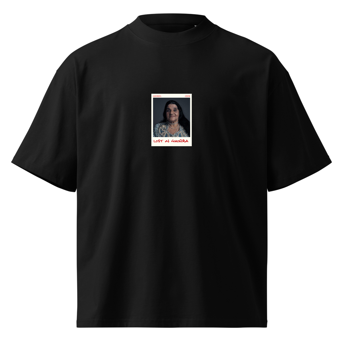 Modèle Polaroid, une photo, sur t-shirt noir